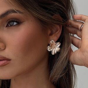 Princess Polly Posie Earrings Gold, Flower / Lightweight / NIB